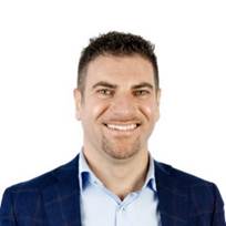 Et billede, der indeholder Ansigt, t�j, person, smil

Automatisk genereret beskrivelse