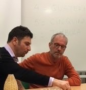 Et billede, der indeholder tekst, person, t�j, Ansigt

Automatisk genereret beskrivelse