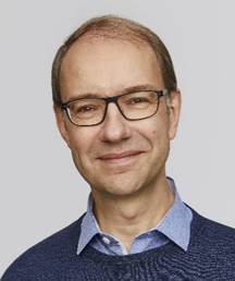 Et billede, der indeholder Ansigt, t�j, person, briller

Automatisk genereret beskrivelse