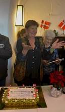 Et billede, der indeholder f�dselsdagskage, person, t�j, indend�rs

AI-genereret indhold kan v�re ukorrekt.